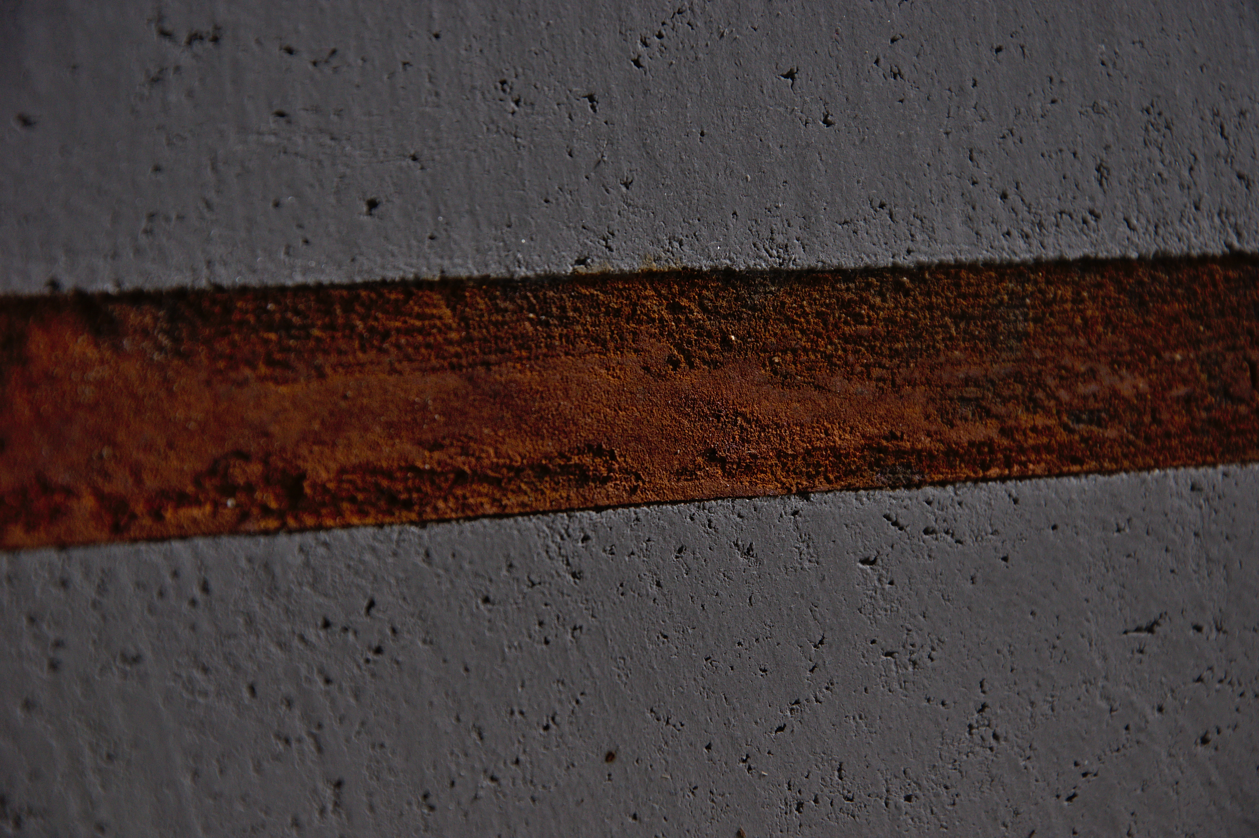 Rdzawe intruzje w betonie dekoracyjnym